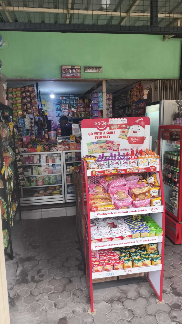 Pemasangan POSM sebagai penghasilan tambahan toko